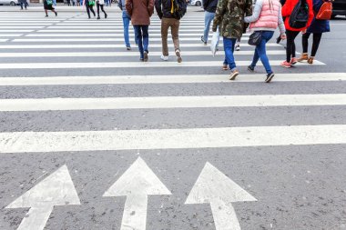 insanların kalabalıklar bir şehir sokak crossing