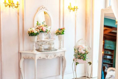 Güzel lüks klasik beyaz parlak temiz iç yatak odasında ayna, Masa, geniş pencere ve çiçek kompozisyon barok tarzı