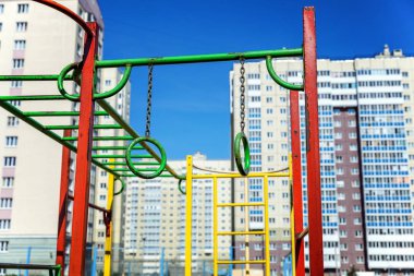 Şehirde halkın Bahçesi. Parkta bahçesinde renkli oyun parkında. Park modern çocuklar Bahçesi arka plan dizi. Çocuklar merdiven slaytlar ekipman