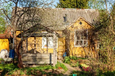 evin bahçesinde bina ve ağaçlar