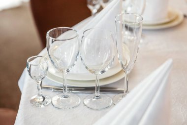 Gözlük, bir piramit katlanmış peçete akşam yemeği için restoran rahat iç görev yaptı. Düğün süslemeleri ve maddeler için gıda, beyaz masa örtüsü ile kaplı büyük bir tabloda catering hizmeti göre düzenlenmiş