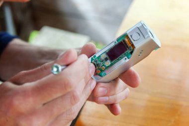 Elektronik savaş robotu mod vaping cihaz bakım. Modern Buharlaştırıcı e-cig gadget için vape e-sıvı düzeltmek. Vaper cihaz tamir servisi.