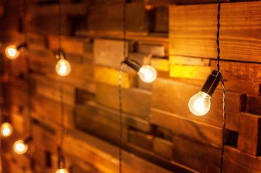 Ampulleri ahşap arka plan üzerinde mockup poster asılı. Arka plan ağaç plakalar lambaları