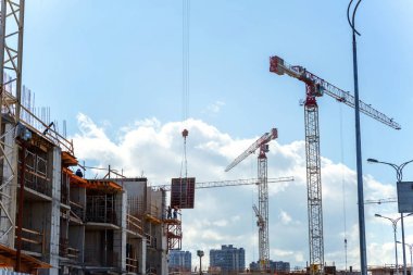 Mavi gökyüzü inşaat sahasında Vinçler