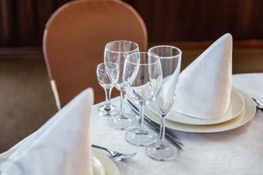 Gözlük, bir piramit katlanmış peçete akşam yemeği için restoran rahat iç görev yaptı. Düğün süslemeleri ve maddeler için gıda, beyaz masa örtüsü ile kaplı büyük bir tabloda catering hizmeti göre düzenlenmiş