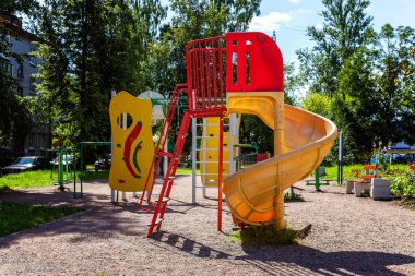 Şehirde halkın Bahçesi. Parkta bahçesinde renkli oyun parkında. Park modern çocuklar Bahçesi arka plan dizi. Çocuklar merdiven slaytlar ekipman