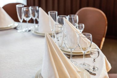 Gözlük, bir piramit katlanmış peçete akşam yemeği için restoran rahat iç görev yaptı. Düğün süslemeleri ve maddeler için gıda, beyaz masa örtüsü ile kaplı büyük bir tabloda catering hizmeti göre düzenlenmiş