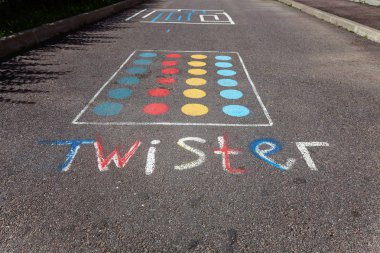 Saint-Petersburg, Rusya-24 Ağustos 2017: Çocuk sokak mobil oyun twister asfalt üzerinde