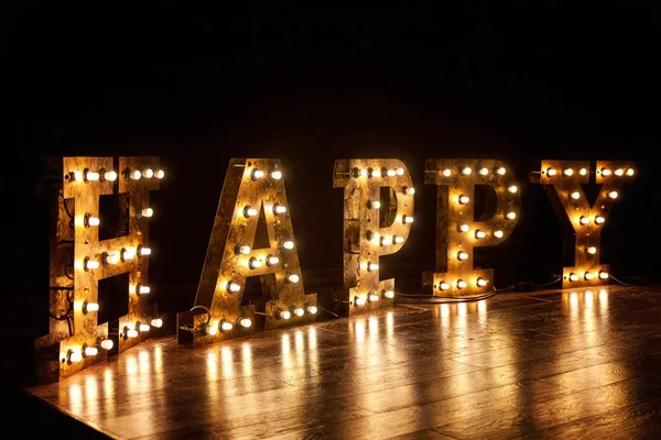 Letras Felizes Palavra Com Luz Brilhante Lâmpadas Retro Chão — Fotografia de Stock