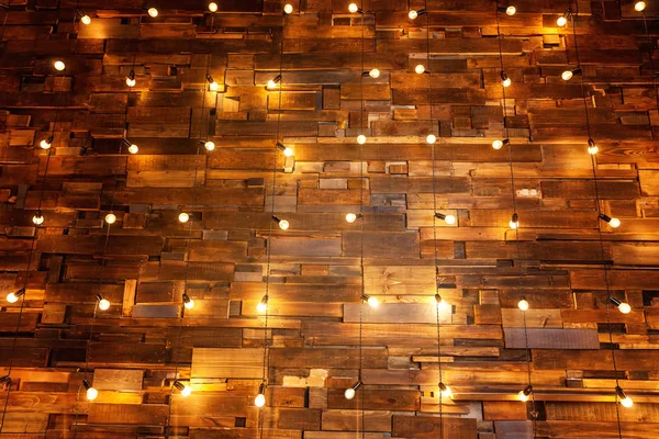 Ampulleri ahşap arka plan üzerinde mockup poster asılı. Arka plan ağaç plakalar lambaları