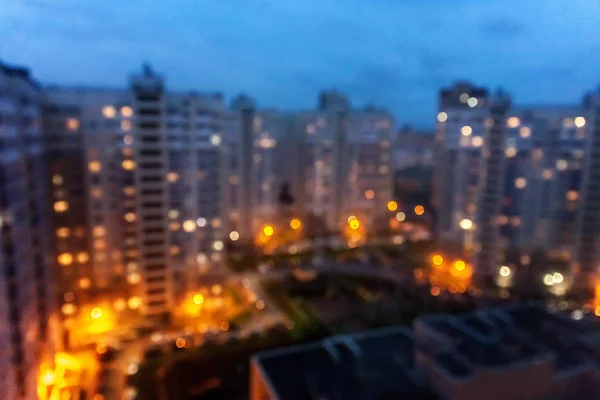 Размытые городские здания ночью — стоковое фото