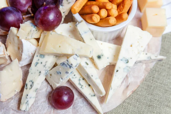 Peynir farklı tipleri ile Yönetim Kurulu: Dor blu, chedar, Parmesan, brie, tatlım sos, parmak ekmek ve üzüm. Restoran menü plaka