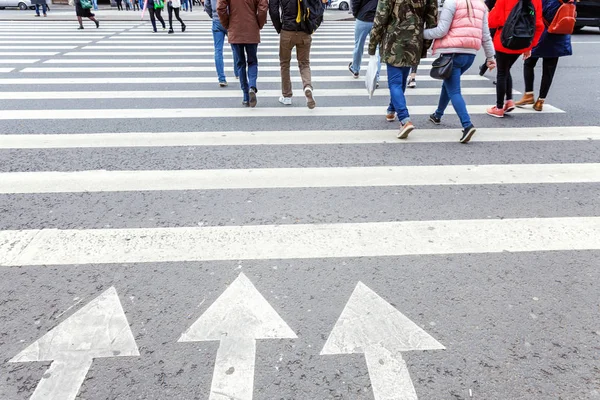 Menschenmassen Überqueren Eine Straße Der Stadt — Stockfoto