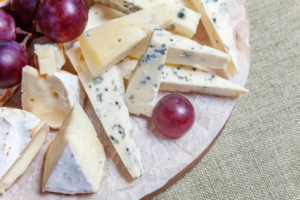 Peynir farklı tipleri ile Yönetim Kurulu: Dor blu, chedar, Parmesan, brie, tatlım sos, parmak ekmek ve üzüm. Restoran menü plaka