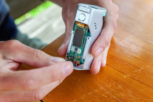 Elektronik savaş robotu mod vaping cihaz bakım. Modern Buharlaştırıcı e-cig gadget için vape e-sıvı düzeltmek. Vaper cihaz tamir servisi.