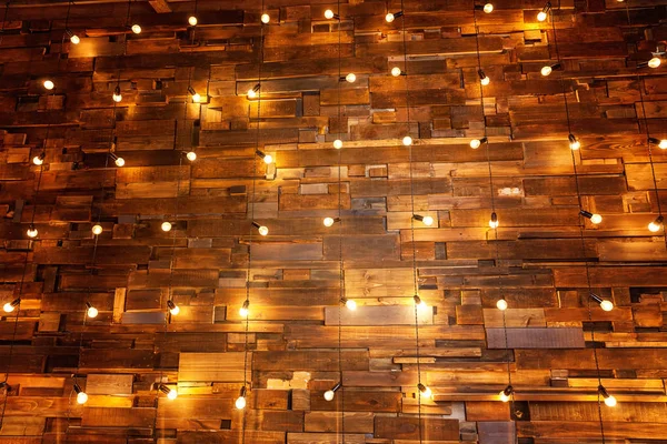 Ampulleri ahşap arka plan üzerinde mockup poster asılı. Arka plan ağaç plakalar lambaları