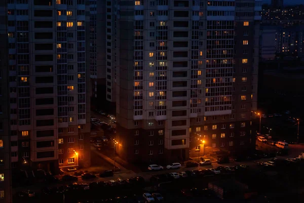 住宅楼 城市之夜 城市在晚上以轻的散景 暮光时间 为背景使用 — 图库照片