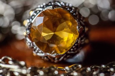 Düğün takı Gümüş ve amber bir tablo üzerinde Kapat