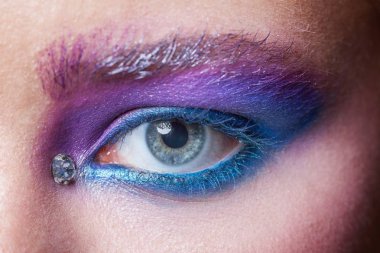 Saçını yaptırmış bir kadının yakın plan portresi. 