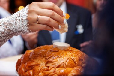 Gelin ve damat tarafından kırılıyor düğün somun