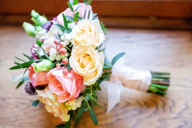 nazik buket gül ile pastel renklerde gelinin, yakın çekim