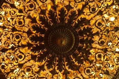 Güzel vintage altın ışıklı avize alttan görünüm