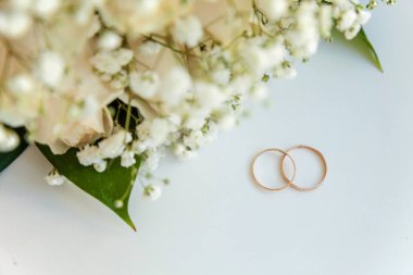 Bir tabloda bir buket çiçek arka planı güzel alyans yalan