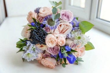 nazik buket pembe gül ile pastel renklerde gelinin, yakın çekim