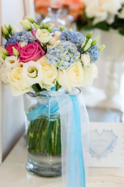 nazik buket gül ile pastel renklerde gelinin, yakın çekim