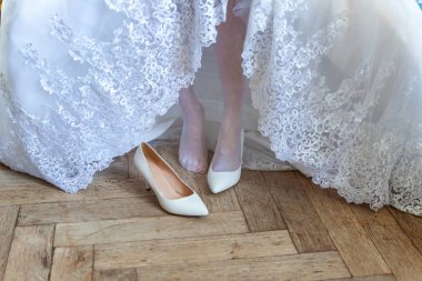 gelin düğün günü yürüyerek beyaz ayakkabı giymiyor. yakın çekim ateş