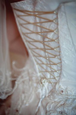 Nedime gelin düğün elbisesi ile yardım. Düğün detayları