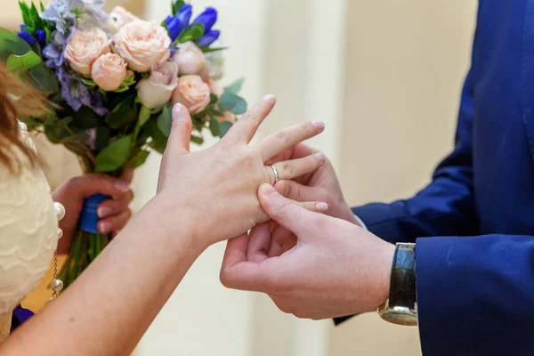 Mãos Casamento Com Anéis Mão Noivo Colocando Uma Aliança Dedo — Fotografia de Stock