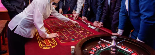 一群人在赌场轮盘赌玩 — 图库照片