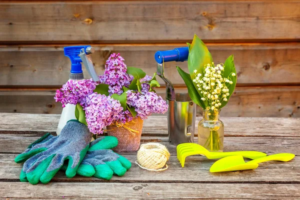 Attrezzi Giardinaggio Annaffiatoio Pala Vanga Potatore Rastrello Guanti Lilla Giglio — Foto Stock