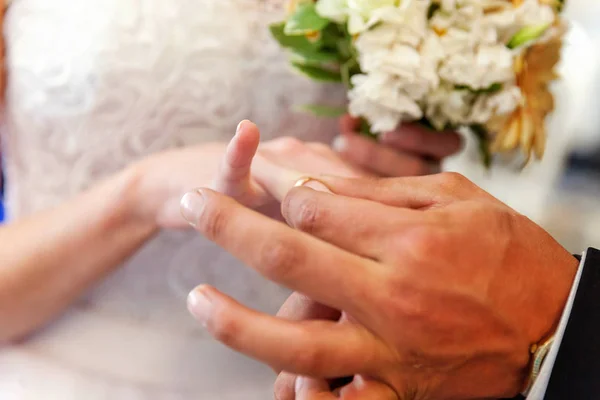 結婚指輪で手 花嫁の指に結婚指輪を置く新郎の手 — ストック写真