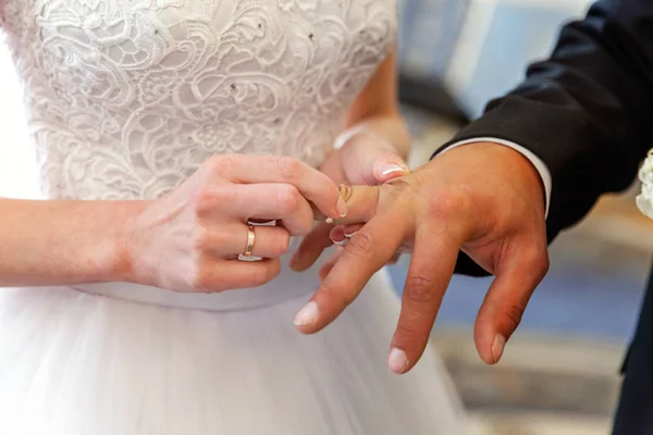 Γάμος Χέρια Δαχτυλίδια Birde Δεδομένου Φοράει Δαχτυλίδι Στο Δάχτυλο Του — Φωτογραφία Αρχείου
