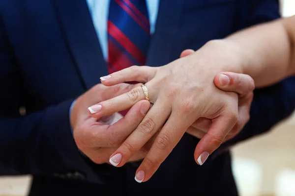 Brudgummens Hand Sätta Vigselring Brudens Finger — Stockfoto