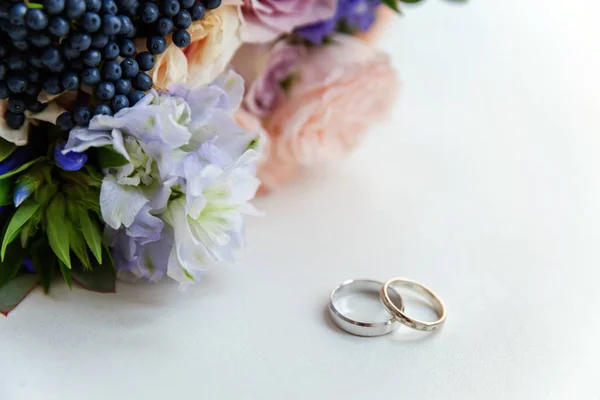 Bir tabloda bir buket çiçek arka planı güzel alyans yalan