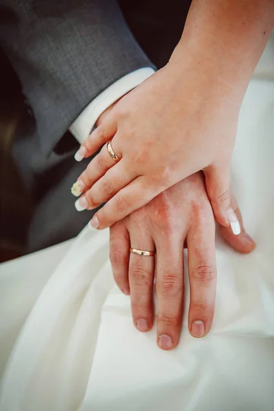 新娘新郎结婚戒指和婚纱礼服 — 图库照片