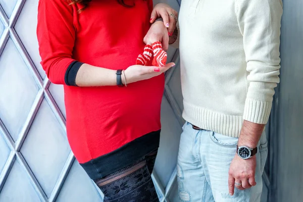 Casal Grávidas Abraçar Barriga Mulher Perto Mãe Pai Segurando Sapatos — Fotografia de Stock