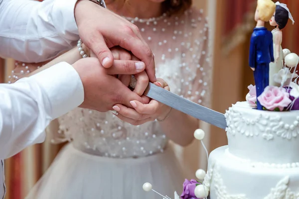 Menyasszony Vőlegény Vágás Esküvői Torta — Stock Fotó