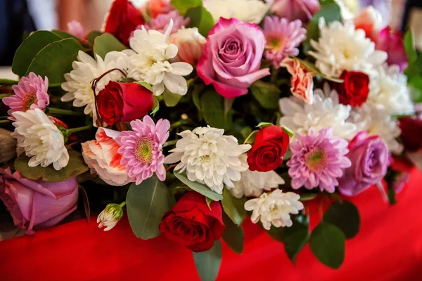 Buquê Flores Rosa Vermelha Rosa Com Crisântemos Brancos Dispostos Para — Fotografia de Stock