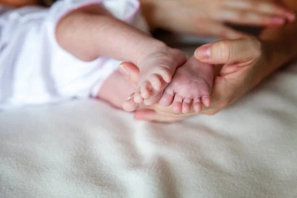 Bebek Ayakları Annenin Ellerinde Minik Yeni Doğmuş Bebek Ayakları Dişi — Stok fotoğraf