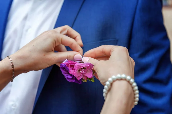 Menyasszony Egy Boutonniere Hord Burkolat Hogy Vőlegény — Stock Fotó