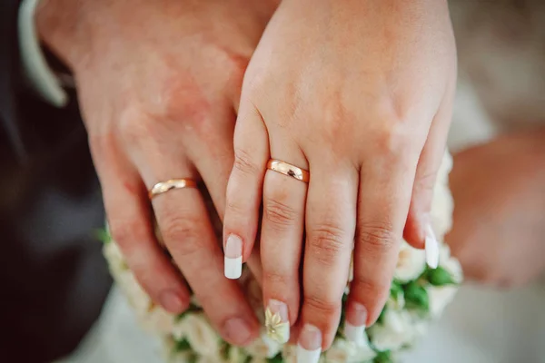 Bride Groom Wedding Rings Bridal Bouquet — Stock Photo, Image