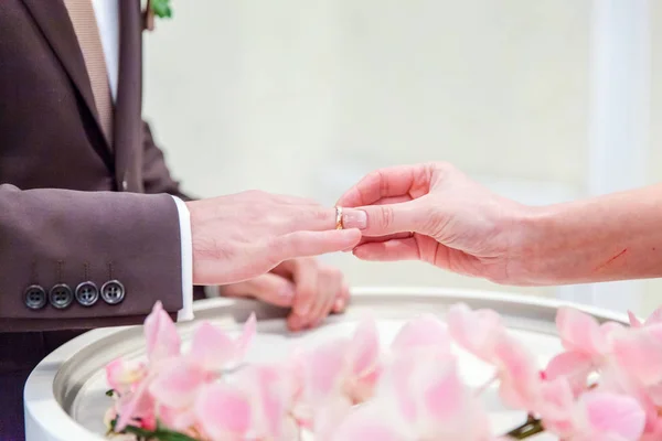 Äktenskap Händer Med Ringar Birde Bär Ringen Fingret Brudgummen — Stockfoto