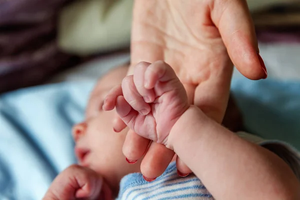 Holding Anne Küçük Bebeğim Kadın Şekillendirilmiş Küçük Yeni Doğan Bebeğin — Stok fotoğraf