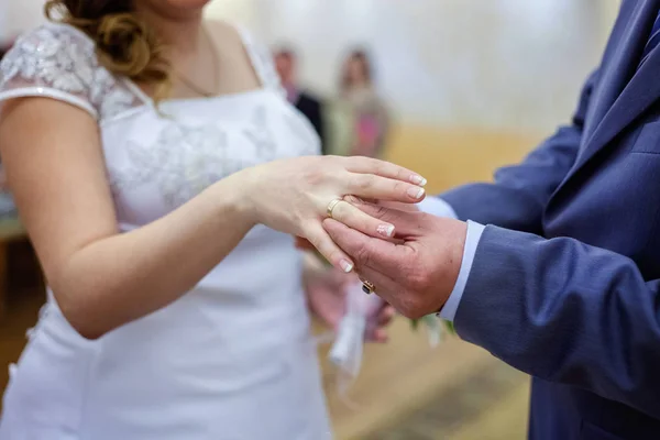 新郎的手把结婚戒指戴在新娘的手指上 — 图库照片
