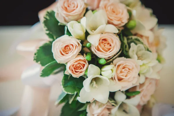 用柔和的颜色与玫瑰接近新娘的温柔花束 — 图库照片
