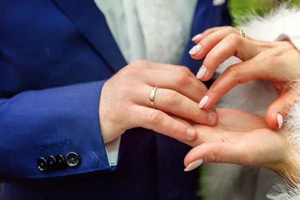 結婚指輪とブライダル ドレスの新郎新婦 — ストック写真